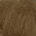 Close up af Garnnøgle isager silk mohair farve 4 lys brun