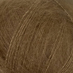 Close up af Garnnøgle isager silk mohair farve 4 lys brun