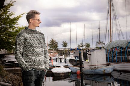 model ifoert sweateren 'fridtjof nansen' designet af annette danielsen fra bogen strik til en verdensmand