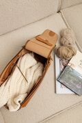 aaben project 44 laedertaske fra re designed i farven burned tan paa en sofa