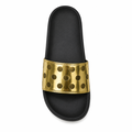 Sort slipper med guldfarvet metallic rem og prikmønster på hvid baggrund