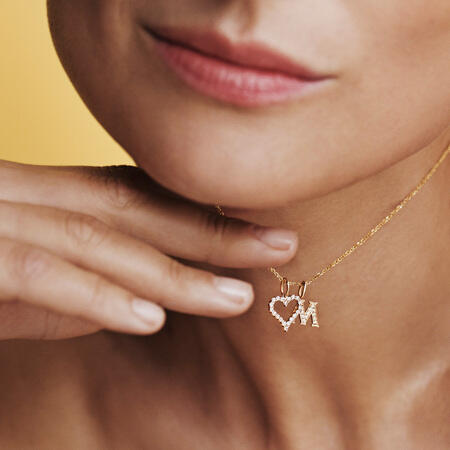 Model iført TENDER HEART vedhæng i 14 karat guld med 0,36 ct. brillanter W.SI.