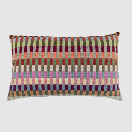 Erna broderikit pude fra Baldyre – grafisk mønster i korssting