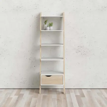 En minimalistisk bogreol i stigestil i let træ med fem hvide hylder er sat op ad en almindelig væg. En lille plante i en hvid potte stilles på en af hylderne. Bogreolen står på et lyst trægulv.