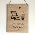 Drivhus terapi skilt til ophæng i træ med havestol og blomsterkrukke