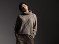 model iført strikket sweater Harbour Heart af Filcolana strikket i Mashdale og tilia