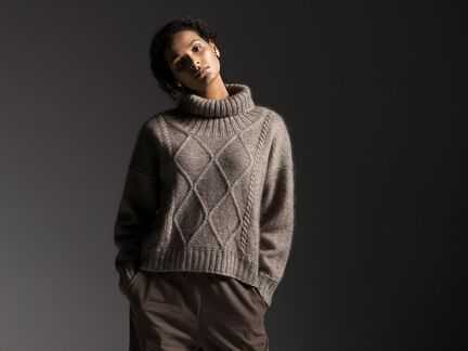 model iført strikket sweater Harbour Heart af Filcolana strikket i Mashdale og tilia