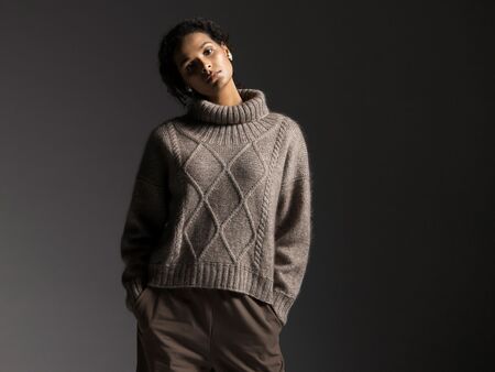 model iført strikket sweater Harbour Heart af Filcolana strikket i Mashdale og tilia