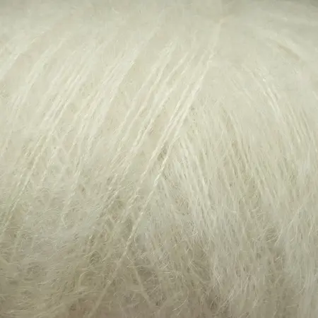 close up af garnnoegle soft silk mohair fra knitting for olive farven floede