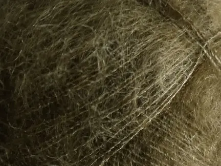 close up af tilia fra filcolana farve 386 olive noir