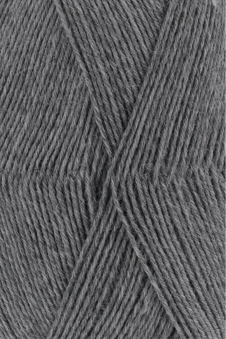 Close up af Garnnøgle fra Lang Yarns strømpegarn super soxx i farven mørk grå meleret