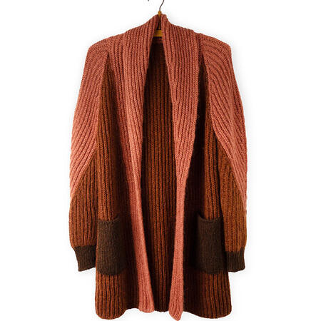 helga isagers strikket model lone cardigan haenger paa vaeg