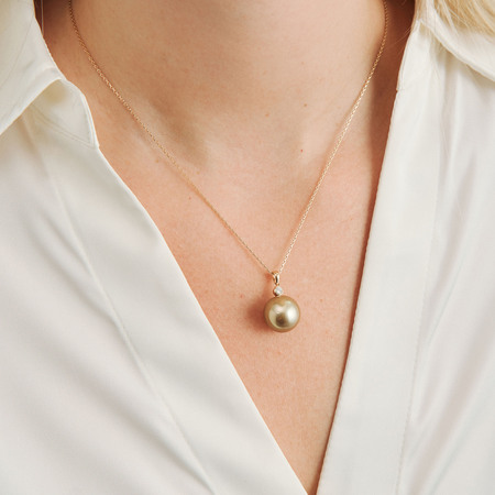 Chloé Mist pendant in 14-carat gold, as worn by the model