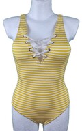 Gul- og hvidstribet badedragt i ét stykke med V-formet snøre foran, vist på en hvid mannequinoverkrop.