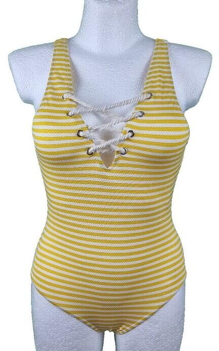 Gul- og hvidstribet badedragt i ét stykke med V-formet snøre foran, vist på en hvid mannequinoverkrop.