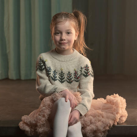 lille pige paa scene ifoert sweateren jingle bells fra Hanne Rimmen