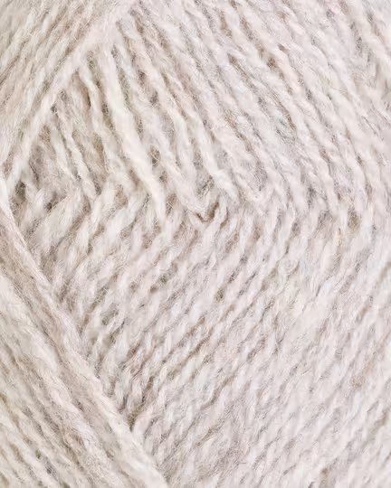 close up af garnet finull fra Rauma i farven lys beige meleret 4078