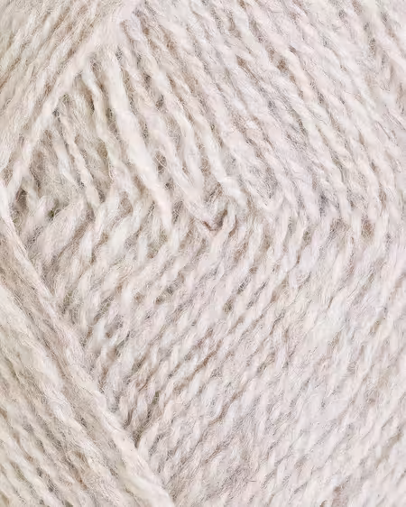 close up af garnet finull fra Rauma i farven lys beige meleret 4078