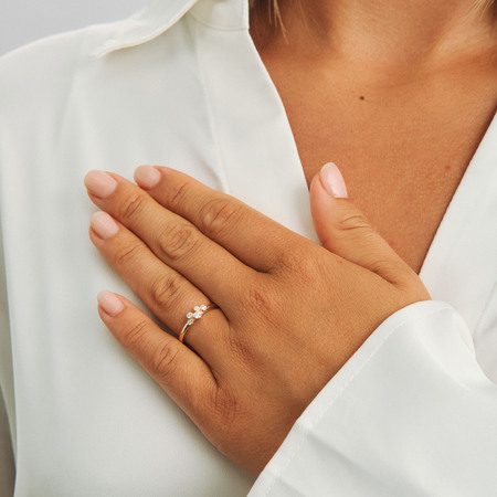 Diamond Dew ring i 14 karat guld på modellen