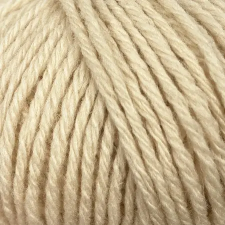 close up af garnnoegle heavy merino fra knitting for olive i farven hvede
