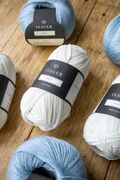 Garnet til Modellen Driftwood fra Isager strikket i hvid palet og lyseblå trio 1
