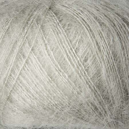 close up af garnnoegle soft silk mohair fra knitting for olive farven perlegraa