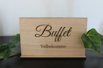 Skilt til buffet i træ - skilt til festen