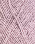 close up af garnet finull fra Rauma i farven lys rosa meleret 4133