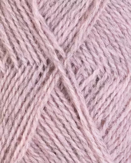 close up af garnet finull fra Rauma i farven lys rosa meleret 4133