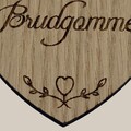 Close up af hjertebordkort i egefineret træ med kursiv gravering og fine detaljer