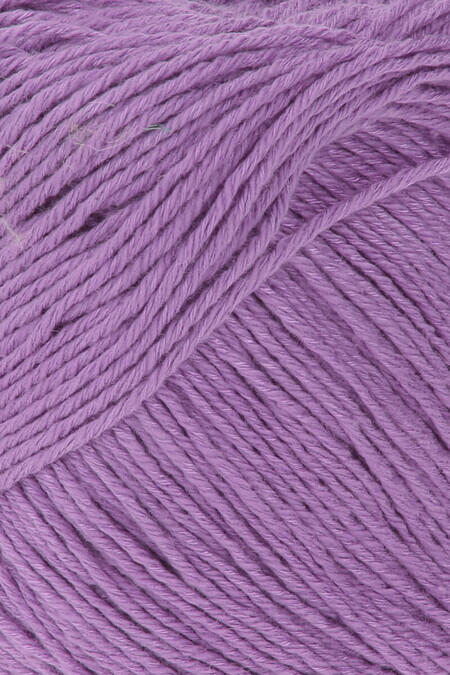 Close up af sommergarnet Sweet fra Lang Yarns i farven lilla violet
