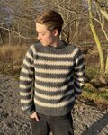 Key Sweater Man strikket i Peer Gynt fra Sandnes Garn – stribet herresweater set forfra
