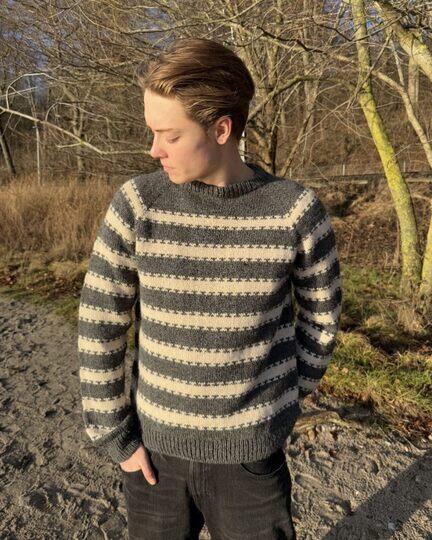 Key Sweater Man strikket i Peer Gynt fra Sandnes Garn – stribet herresweater set forfra