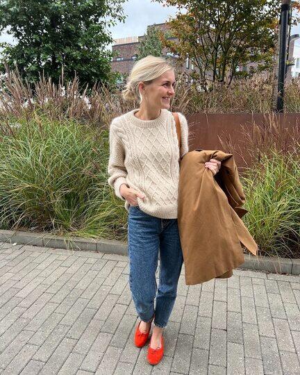 Moby Sweater fra PetiteKnit strikket i Double Sunday og Tynn Silk Mohair fra Sandnes Garn – strukturstrikket sweater set på model