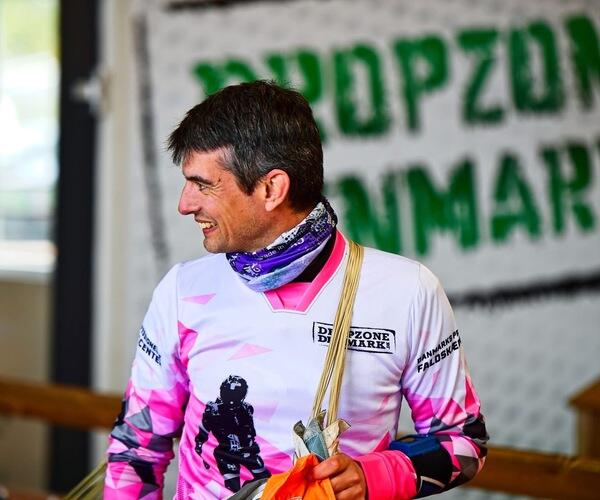 Faldskærmsspringer ved at pakke sin faldskærm hos Dropzone Denmark