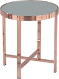 Et rundt sidebord med en blank glasplade og metallisk rosa guld stel. Den står på fire slanke, krydsende ben, hvilket skaber et moderne og elegant look.