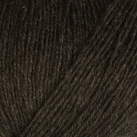 close up af garnnoegle merino fra knitting for olive i farven brun bjoern