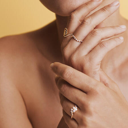 Model iført FREYA ring i 14 karat guld med 0,31 ct. brillanter W.SI.