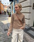 Petiteknit iført sin ivy sweater strikket i Isager soft e7s