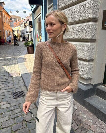 Ivy Sweater strikket i Isager Soft – brun sweater oppefra og ned set på model