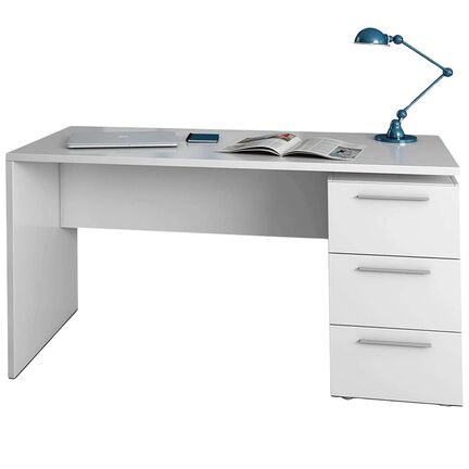 Et moderne hvidt skrivebord med tre skuffer i højre side. På toppen er der et åbent magasin, en lukket bærbar computer, en lille rektangulær genstand og en blå justerbar skrivebordslampe. Skrivebordet har et minimalistisk design.
