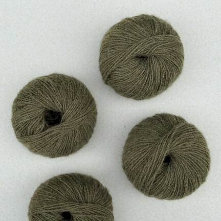 Pascuali Cashmere 6/28 – farven Olive. Økologisk luksusgarn i 100% cashmere uld, olivengrøn nuance.