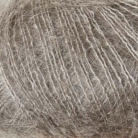 close up af garnnoegle soft silk mohair fra knitting for olive farven stoevet elg