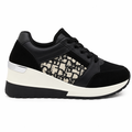 Sort sneaker med monogram og kilehæl  Moderne og komfortabel