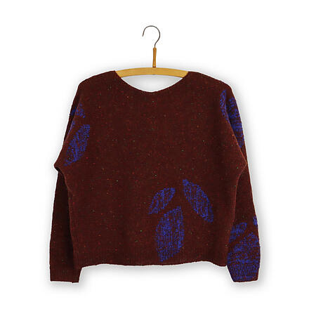 Laurel pullover fra helga isager på en bøjle - strikket i spinni og tweed fra isager