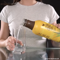 Forever Aloe Vera Gel hældes i glas fra PET-flaske