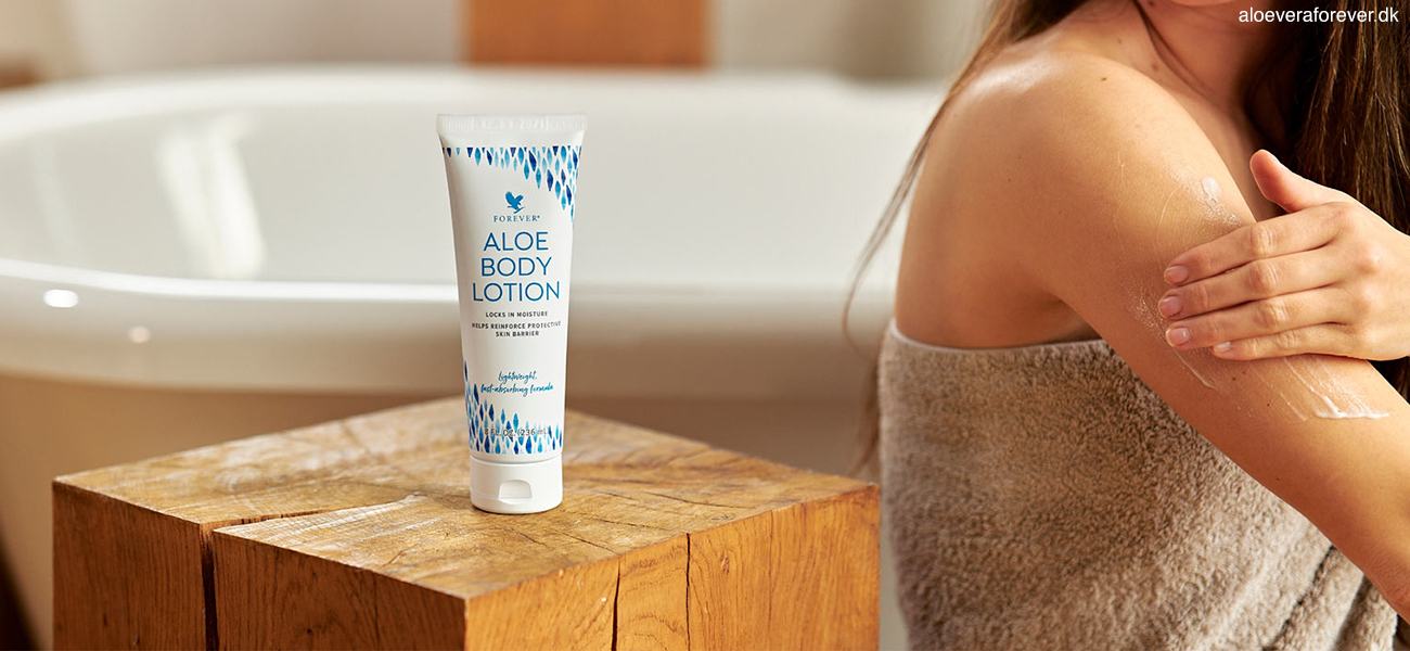 Kvinde smører Aloe Body Lotion på armen