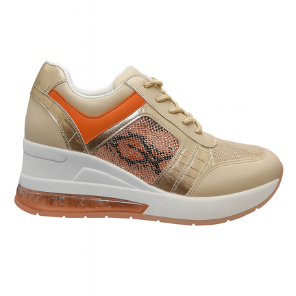 Beige damesneaker med kilehæl, slangemønster og gyldne detaljer