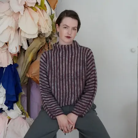 Model iført koster bluse fra kit couture. Strikket i wool cotton mørk blomme og kidsilk fra cowgirlblues i farven francisca