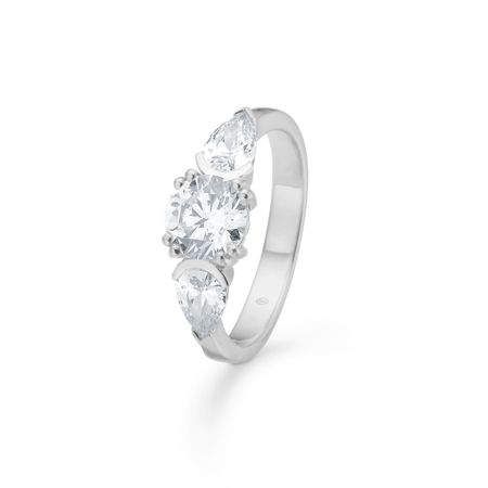 TRINA ring in silver with zirconia.